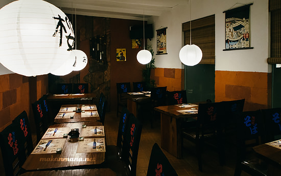 interior bagian belakang dr sushi teppanyaki