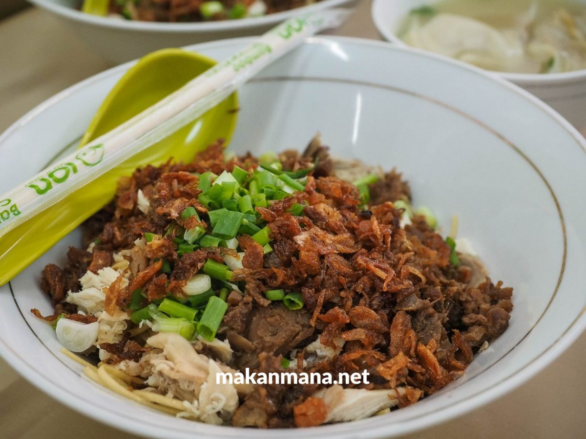 Menjelajahi Kuliner Legendaris: Mie Pangsit Tiong Sim