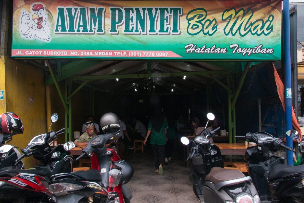 Sedapnya Ayam Penyet Bu Mai Jalan Gatsu