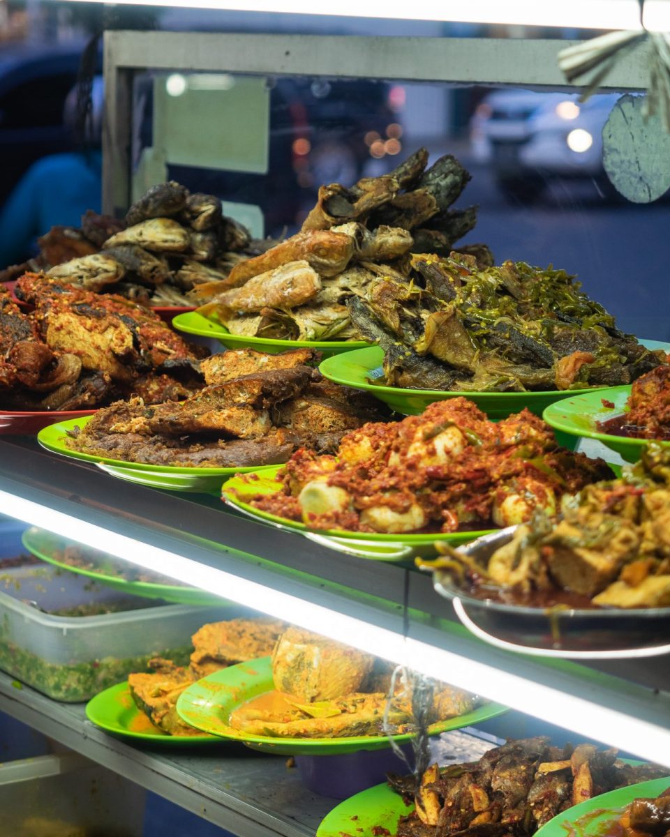 Sekali Lagi, Lokasi Bukanlah Problema: Warung Etek Mawar